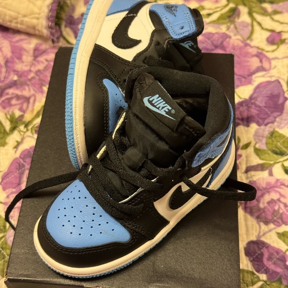 Jordan 1 retro high OG UNIVERSITY BLUE blk and white size 7C - Picture 3 of 3